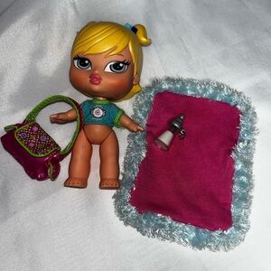Vintage 2004 Bratz Babyz Cloe 5” Doll MGA w/ Top Blanket Bottle Purse